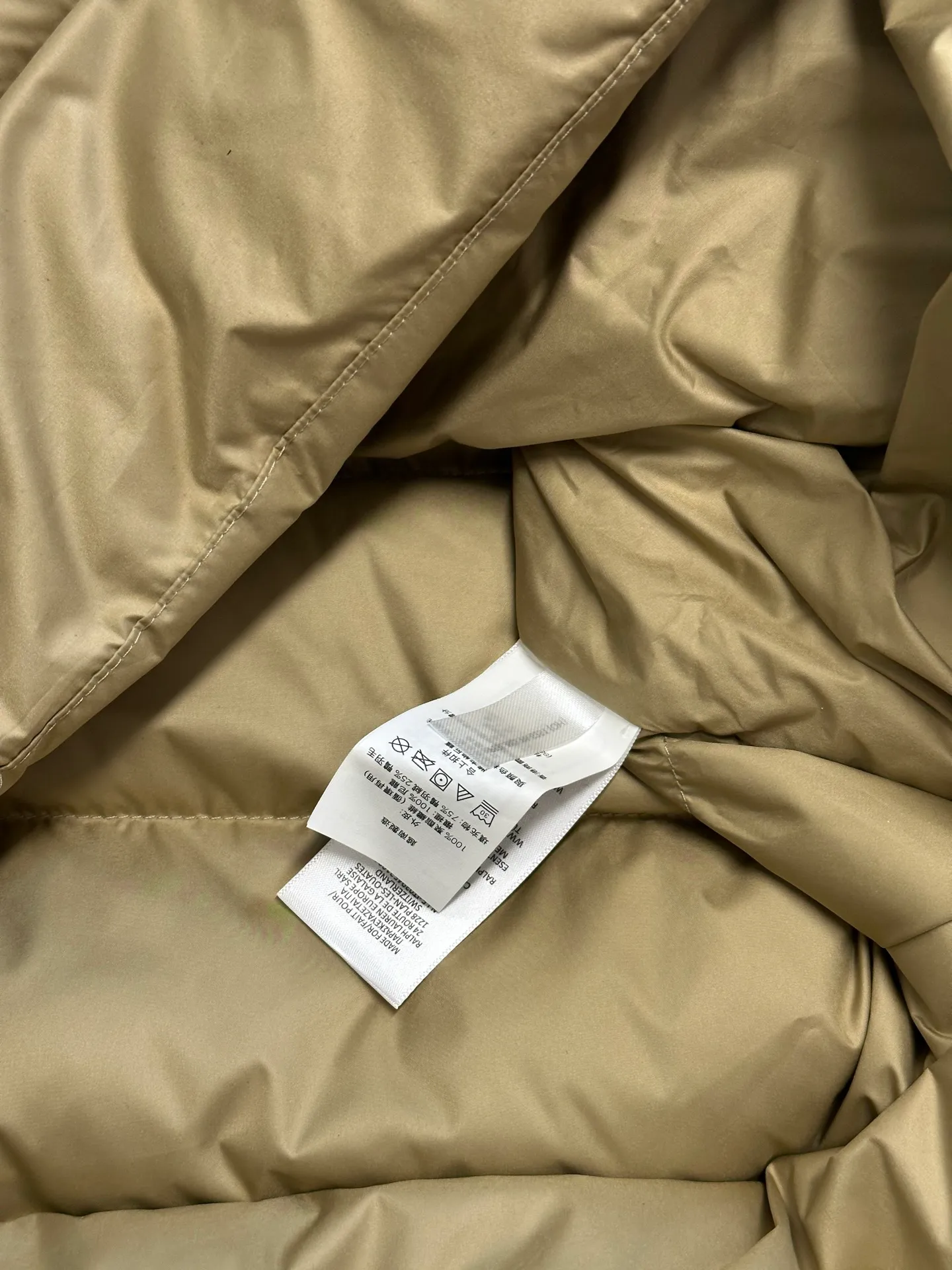 P890 Ralph Lauren lightweight down jacket. The nylon fabric has good windproof and waterproof properties, which can effectively block the intrusion of wind and rain from the outside and keep the inside dry. It is suitable for wearing in humid or rainy environments. The red label on the chest is made with an imported MECLO embroidery machine. The original pattern is scanned first, and then high-quality silk thread is used to make a pattern. The density effect is adjusted by continuous pattern making.  The zipper design is simple and elegant, easy to operate, and the closing design of the cuffs and hem effectively prevents cold wind from invading, improving the warmth and comfort of wearing. It uses 90 white duck down with a weight of 260g to ensure excellent thermal insulation performance. After strict screening and processing, the velvet is not easy to drill, ensuring durability. size: s m l xl